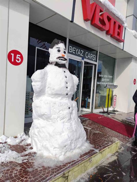 İş yerinin önünde dev kardan adam yaptıs